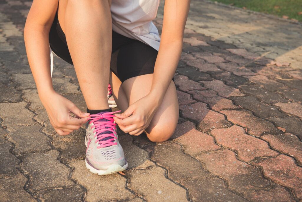 runner tying her shoe laces